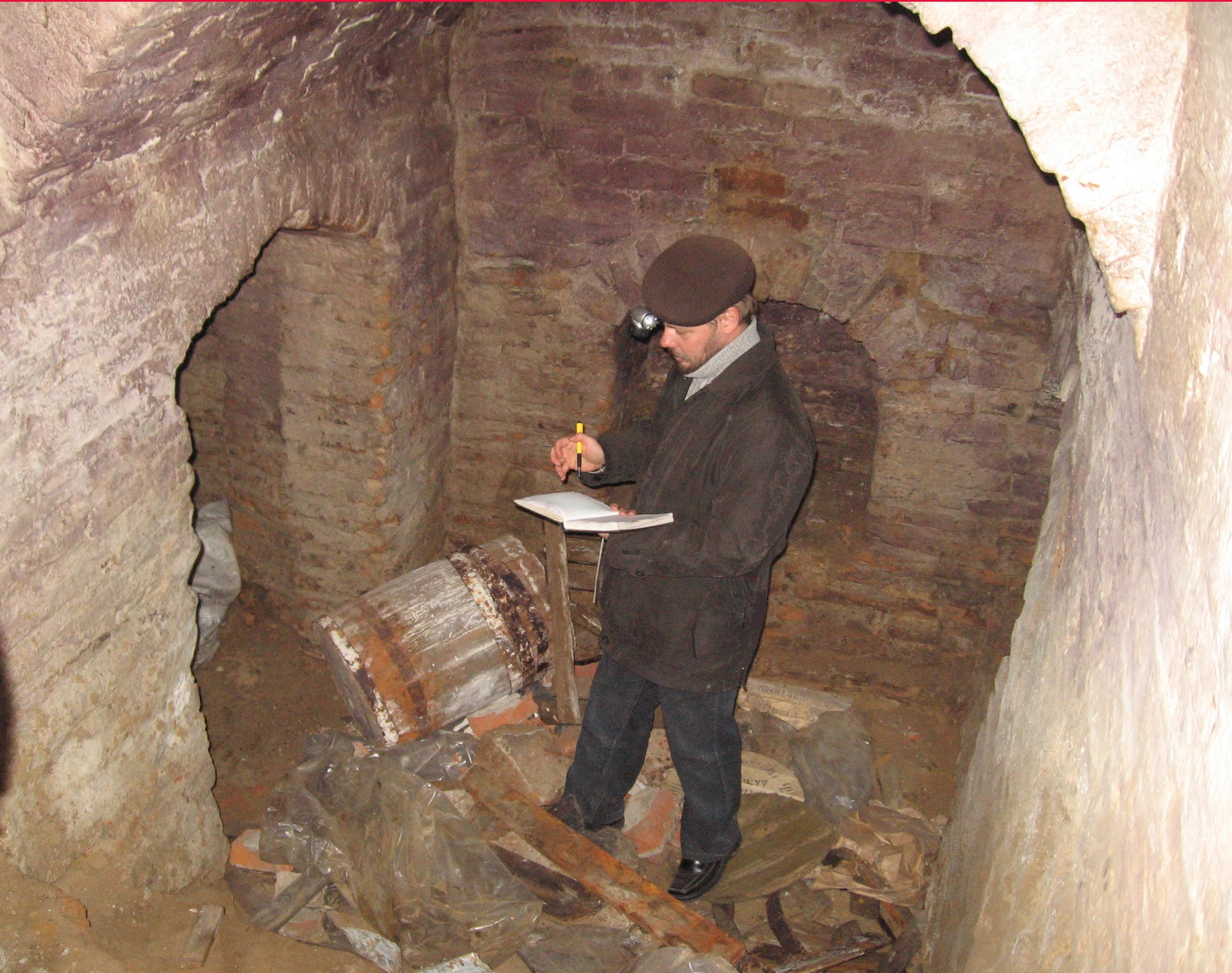 Будівлю зруйнували росіяни, залишились тільки підвали: яка доля будинку «чернігівського упиря»?