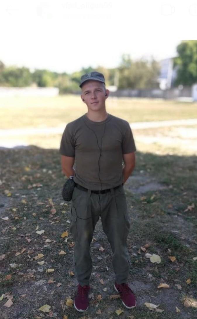 Бійця нагородили «Сталевим Хрестом» від Залужного ще за життя, однак отримувала нагороду за Героя його матір вже після смерті сина