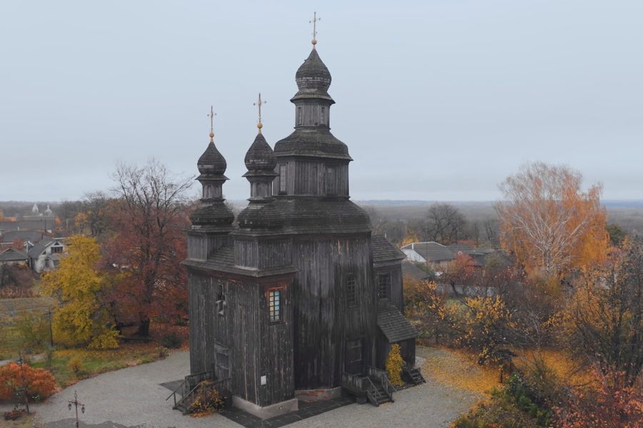 Знаменитий проєкт Ukraїner про чернігівське дерев‘яне мереживо, столітні будиночки і чому російські окупанти не чіпали церкву в Седневі