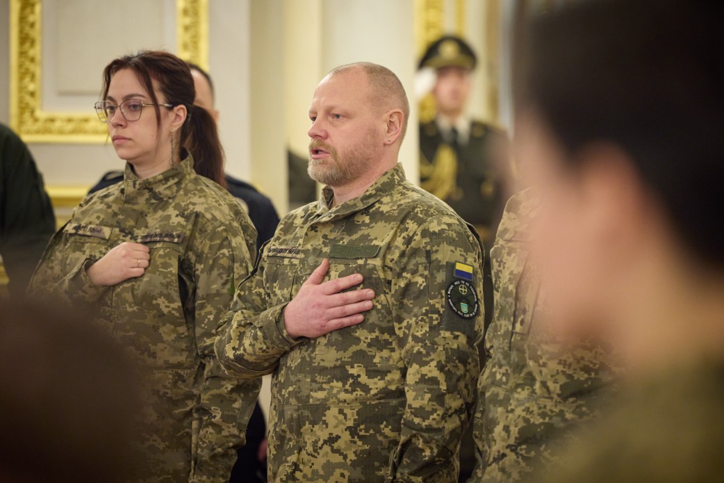 Чернігів та Україну боронять і захисниці: юристка-молодший сержант отримала орден з рук Зеленського