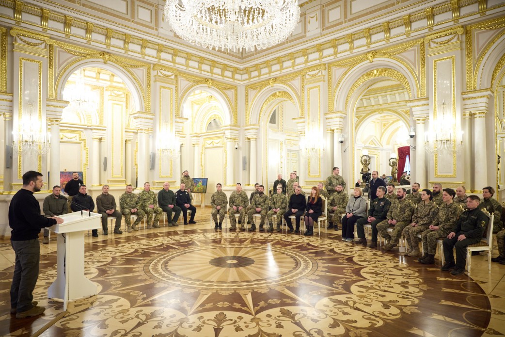 Чернігів та Україну боронять і захисниці: юристка-молодший сержант отримала орден з рук Зеленського
