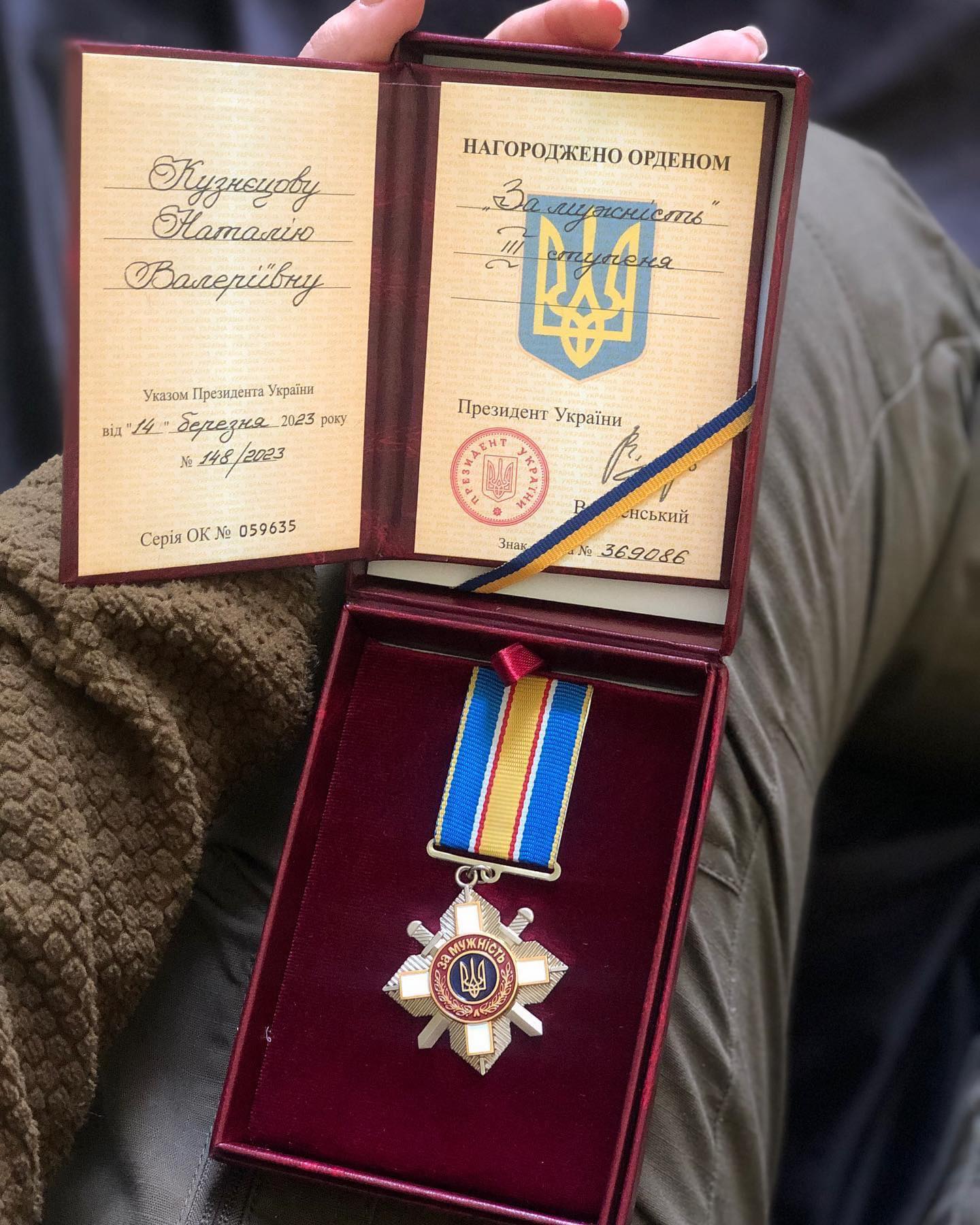 Чернігів та Україну боронять і захисниці: юристка-молодший сержант отримала орден з рук Зеленського
