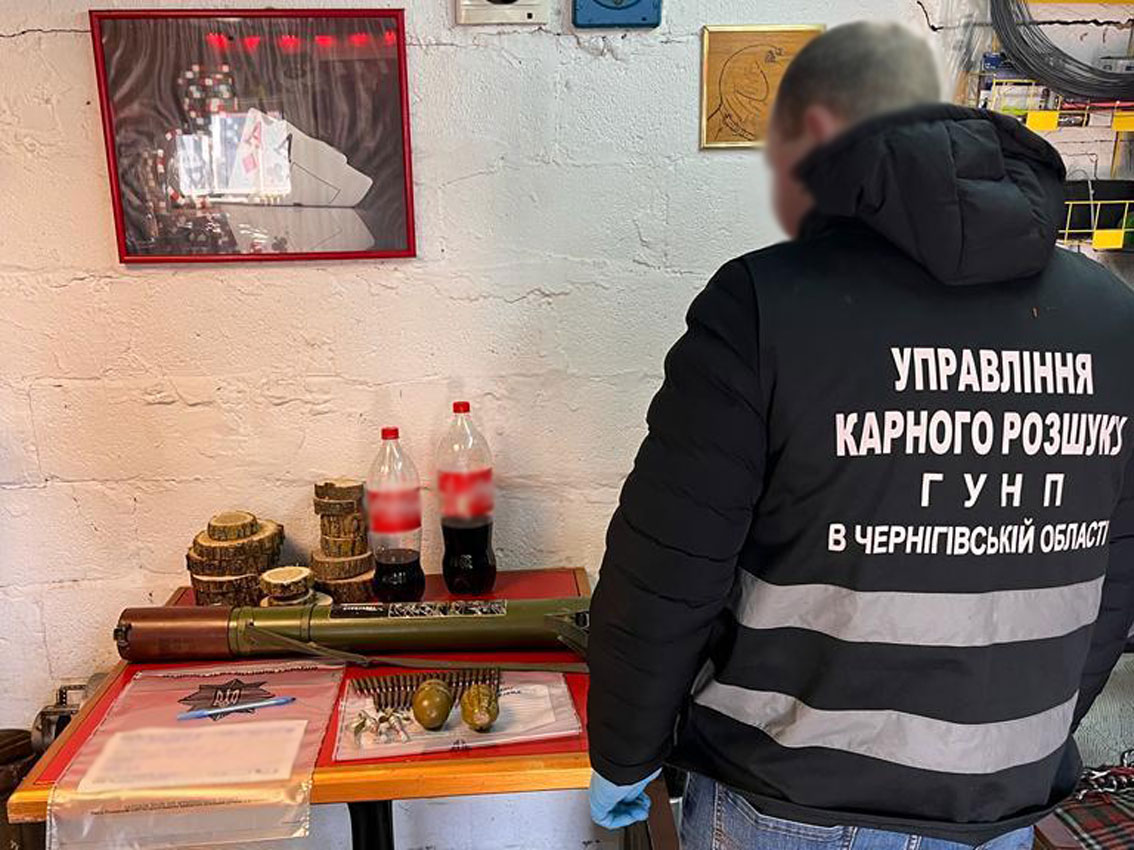 Житель Чернігівщини зберігав вдома гранатомет, гранати та набої – «світить» до 7 років в’язниці