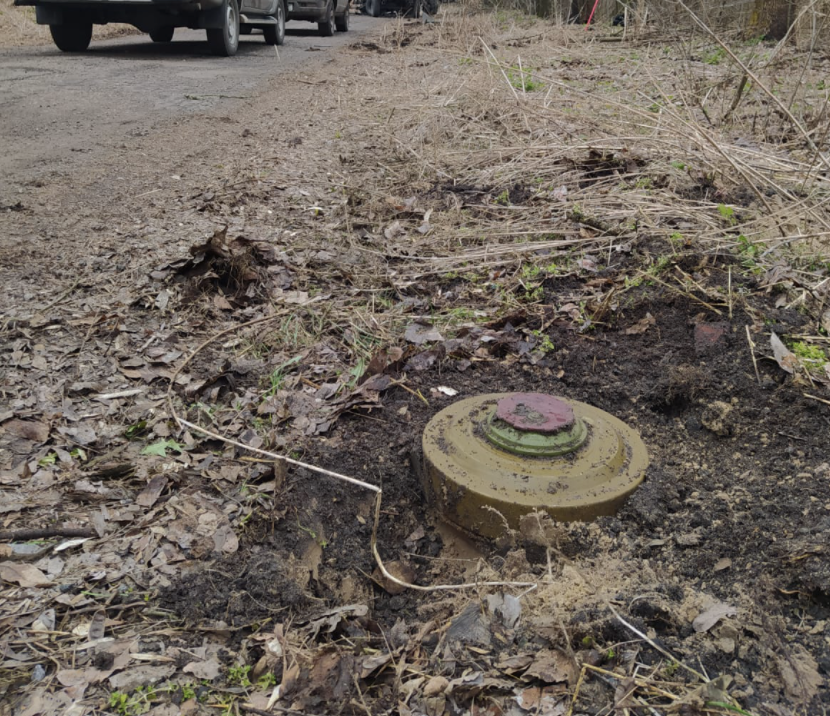 Поблизу Чернігова на протитанковій міні підірвався трактор із причепом