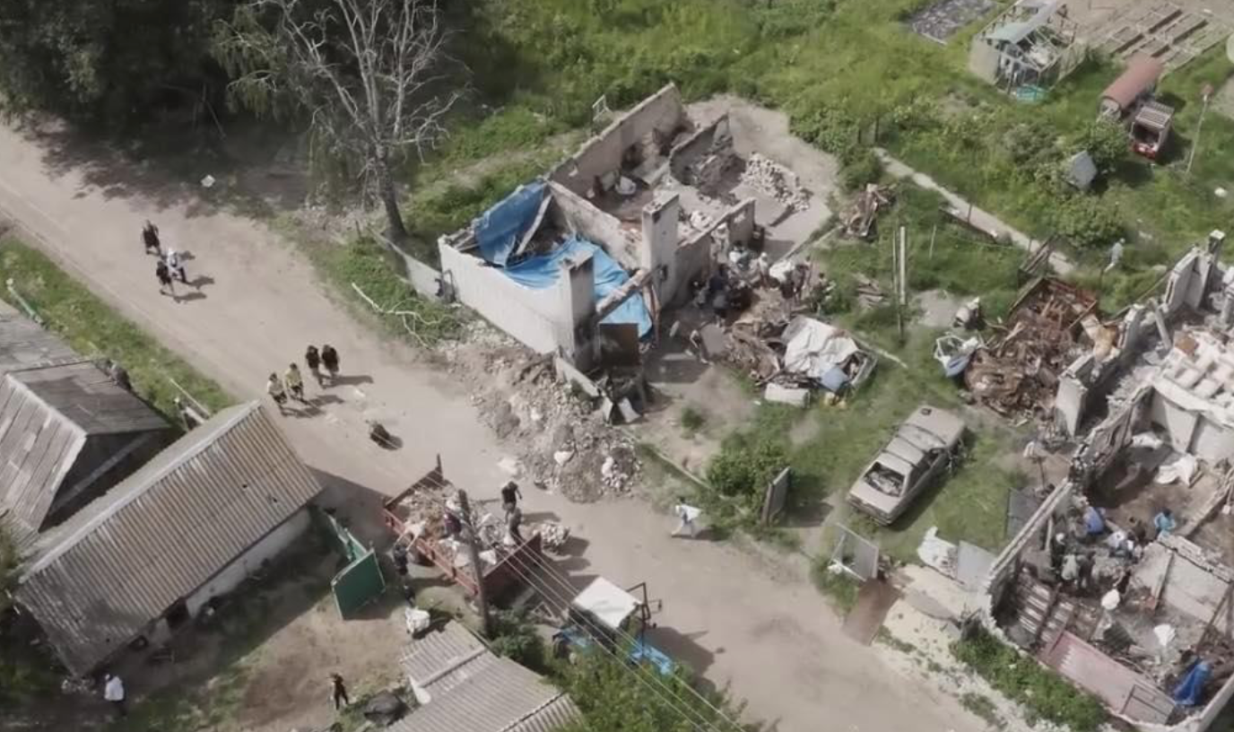 Знаменитий комік будує дім для пенсіонерки у Лукашівці