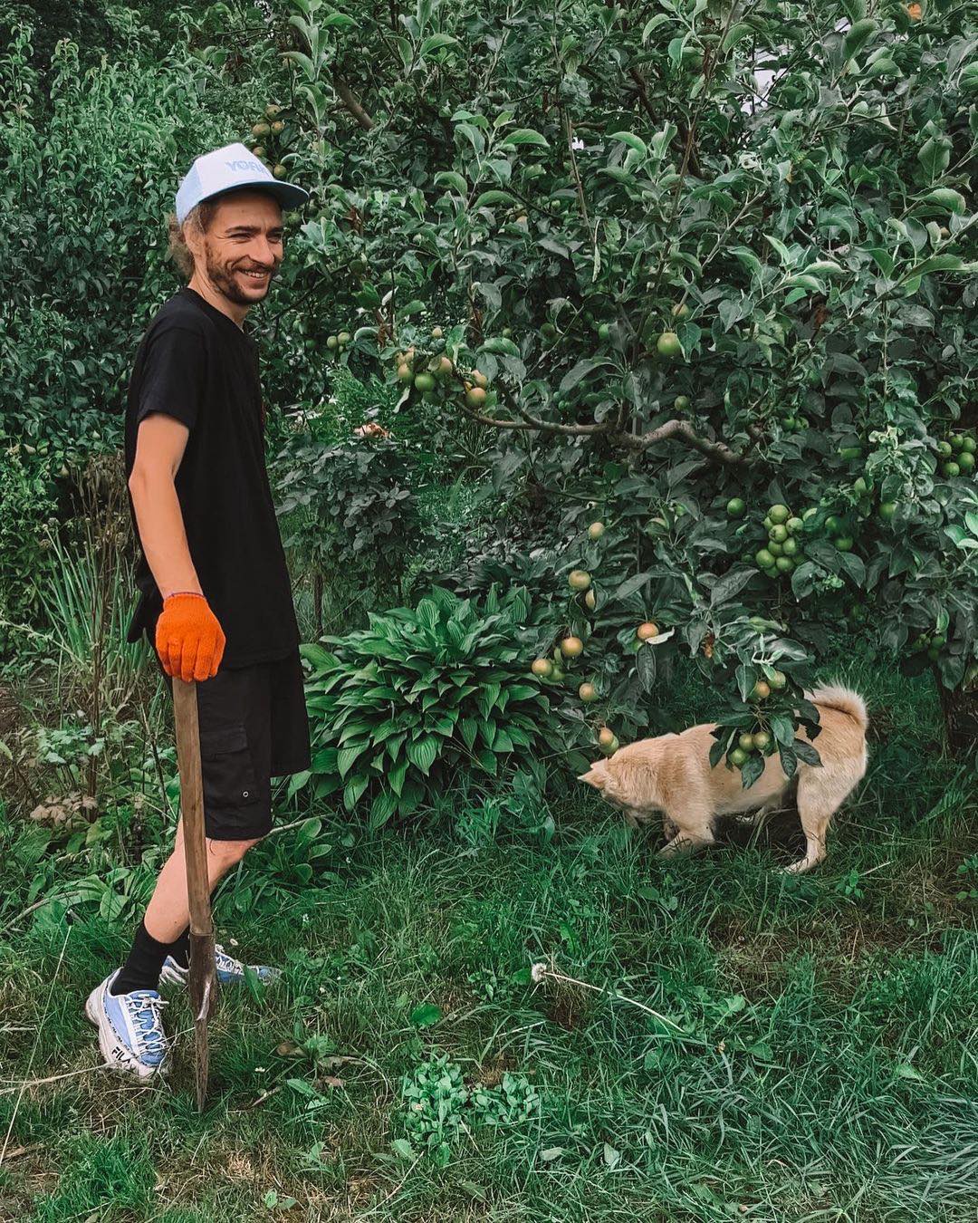 Знаменитий комік будує дім для пенсіонерки у Лукашівці