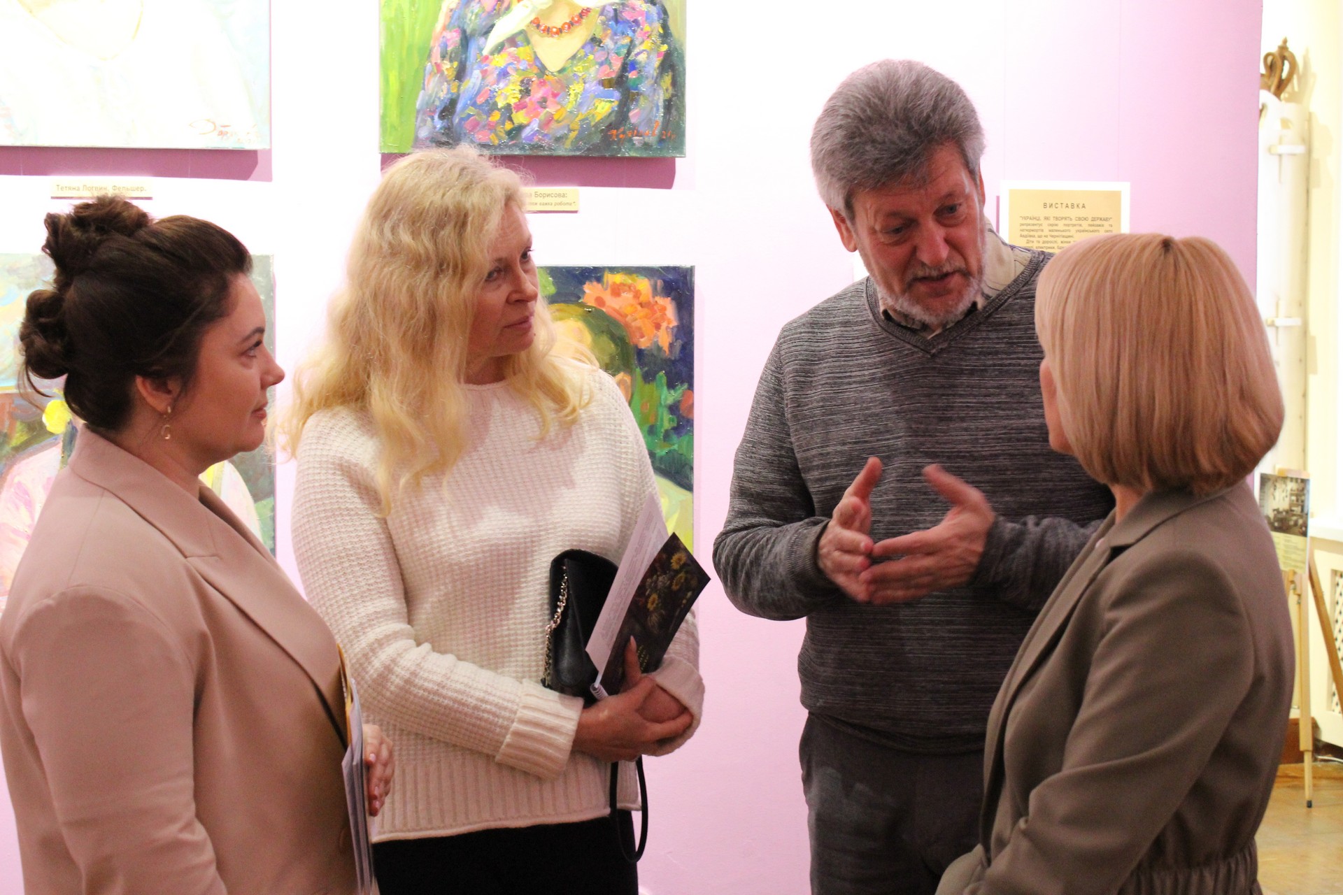 Новий художній альбом: портрети жителів села, яке надавало прихисток під час боїв за Чернігівщину