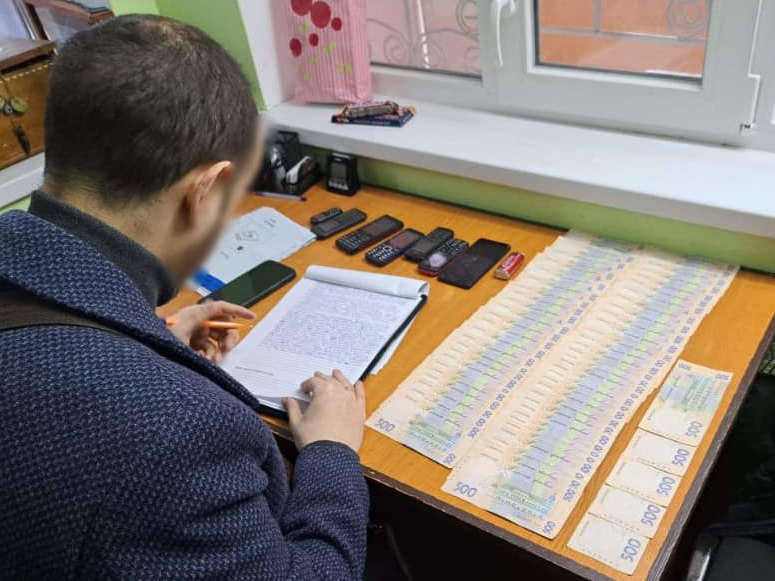 Співробітнику чернігівського СІЗО повідомлено про підозру – заніс на територію мобільники