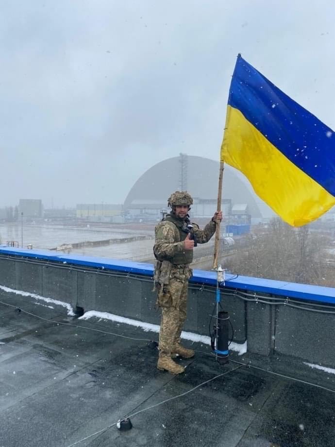 На ЧАЕС розказали, як рік тому росіяни пробували зривати прапори України - палили зі зброї