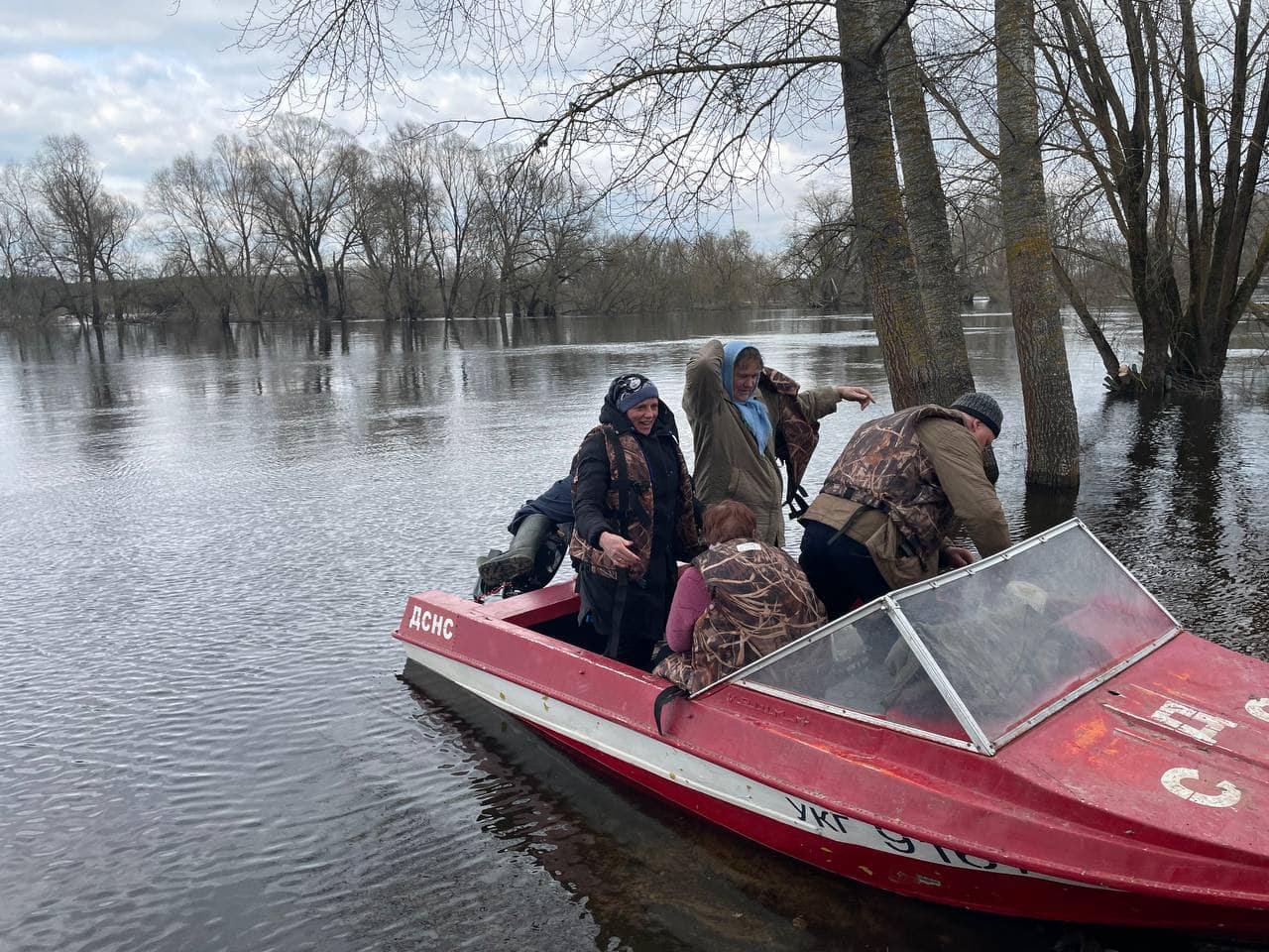 Велика вода у північній громаді на Чернігівщині – рятувальники перевозять людей човнами