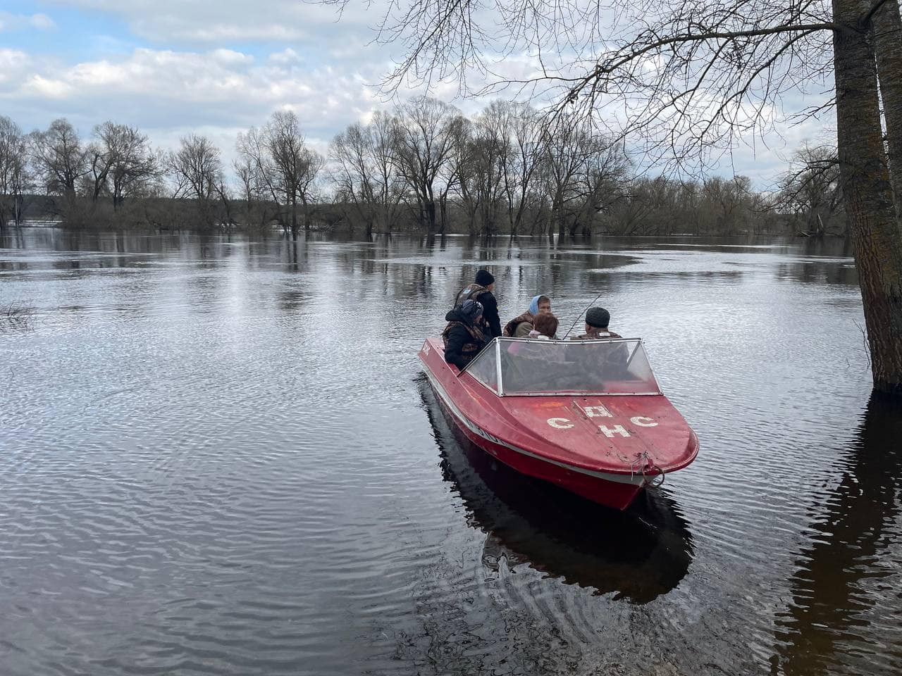 Велика вода у північній громаді на Чернігівщині – рятувальники перевозять людей човнами