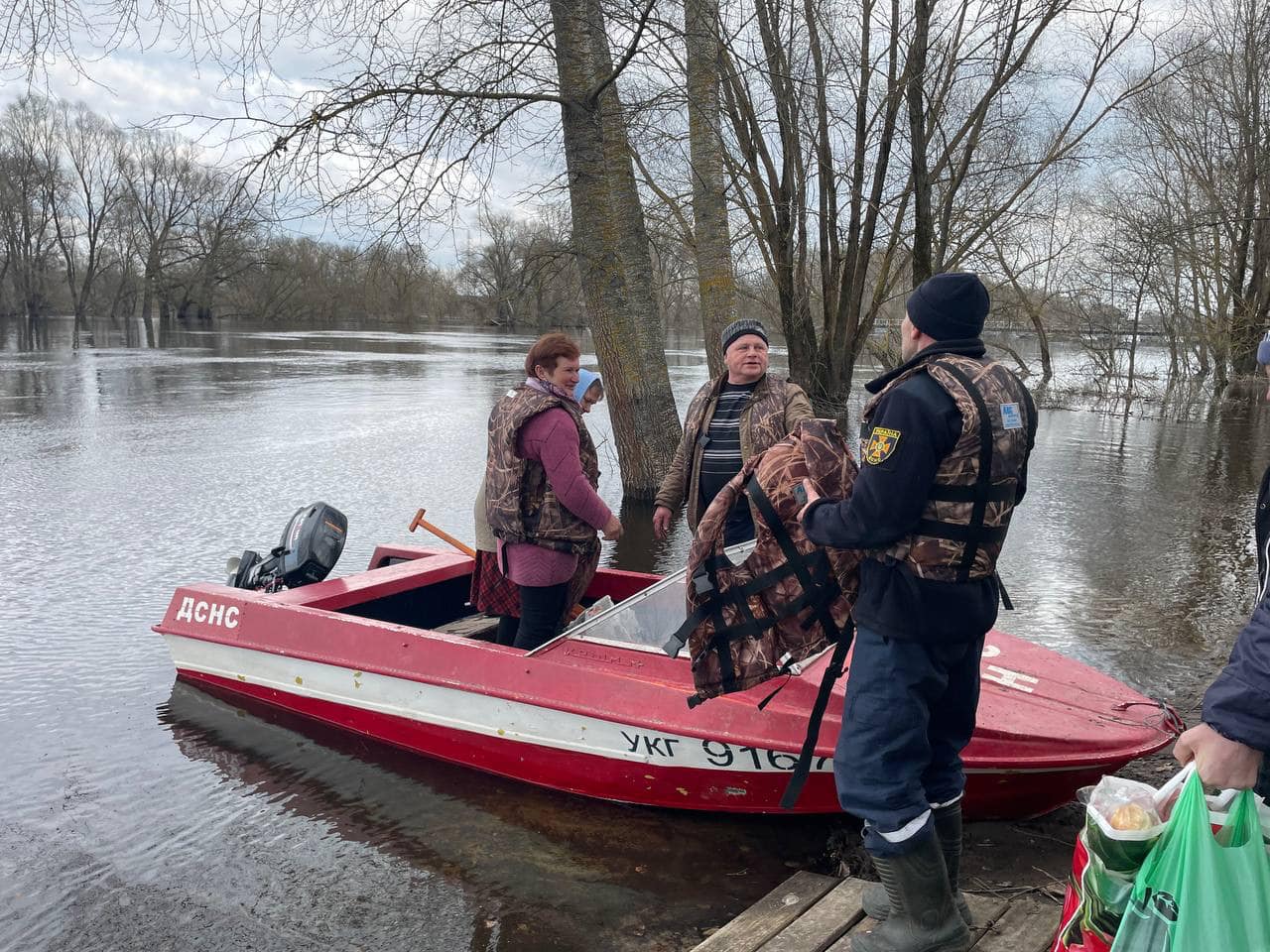 Велика вода у північній громаді на Чернігівщині – рятувальники перевозять людей човнами