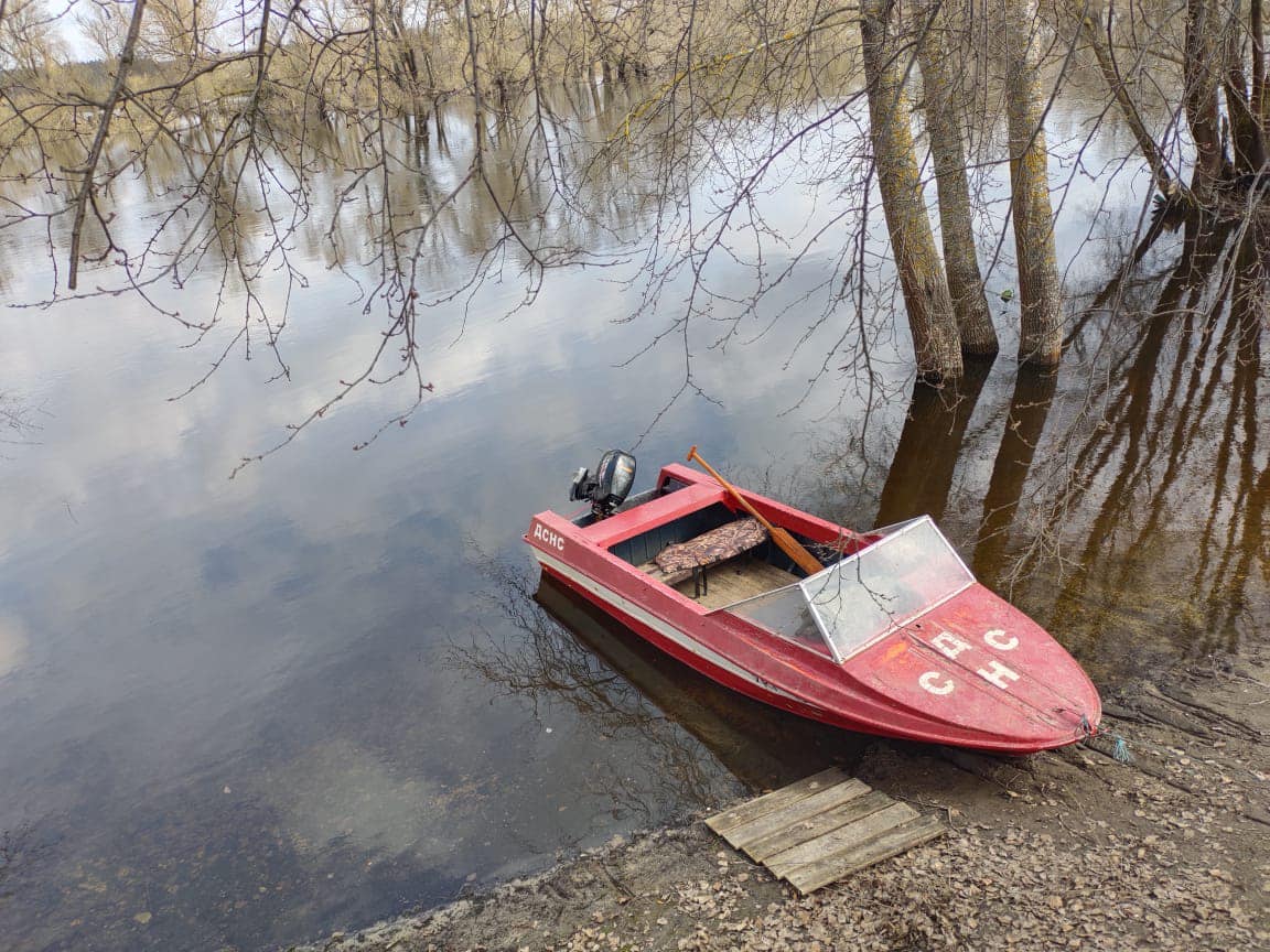 Велика вода у північній громаді на Чернігівщині – рятувальники перевозять людей човнами