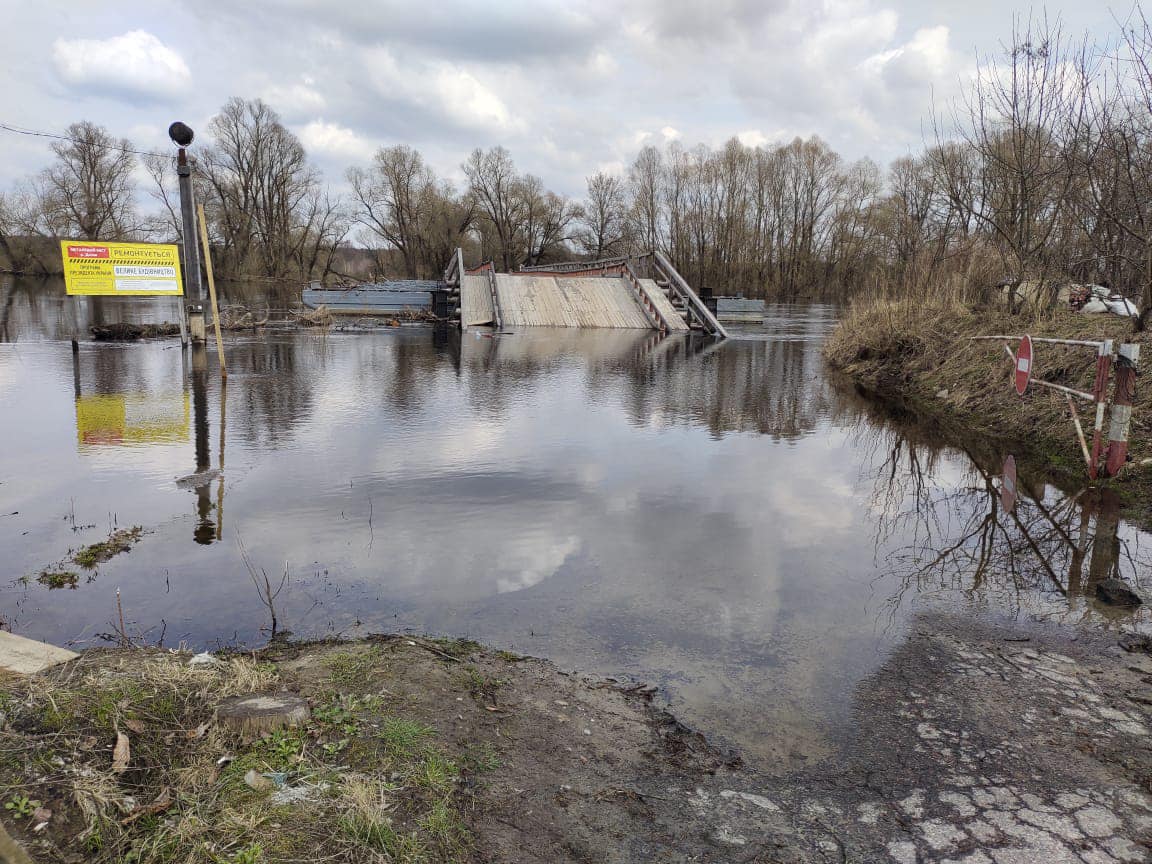 Велика вода у північній громаді на Чернігівщині – рятувальники перевозять людей човнами