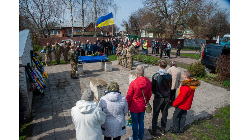 У Ніжині поховали загиблого бійця: служив у аеромобільній бригаді