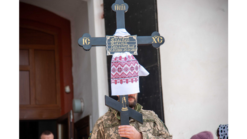 У Ніжині поховали загиблого бійця: служив у аеромобільній бригаді