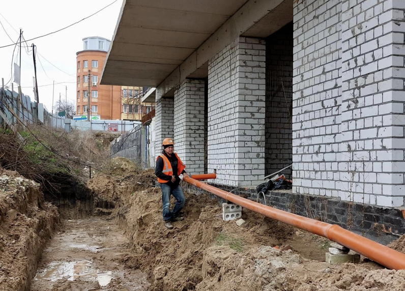 Проблеми забудовника у Чернігові: інвестори переживають за гроші, користувачі - питають, куди зникла цегла з будмайданчиків