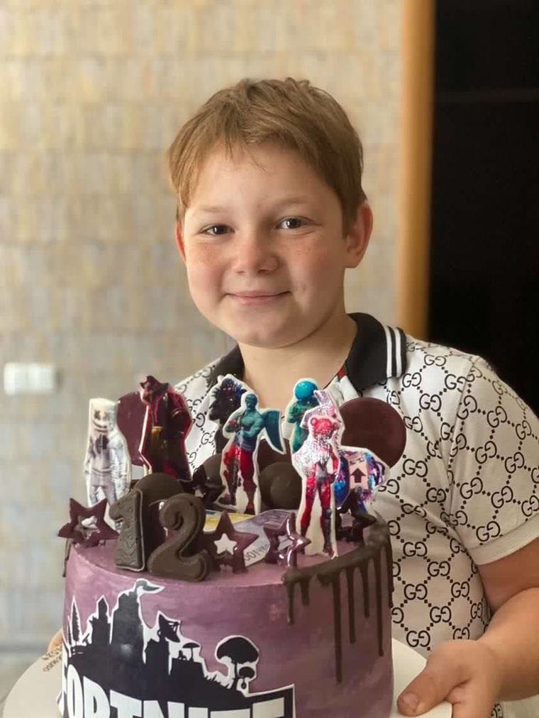 Родина з Київщини, в якій окупанти вбили сина, всиновлює 12-річного чернігівця, який теж втратив рідних через війну