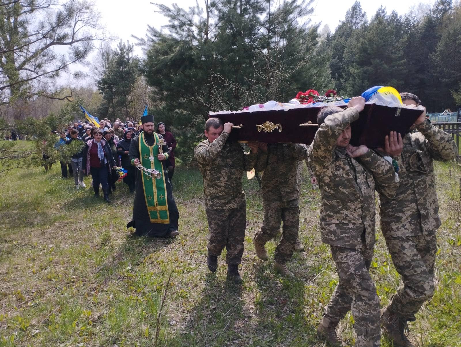 Із двома захисниками прощались у громадах Чернігівщини: загинули на Донеччині