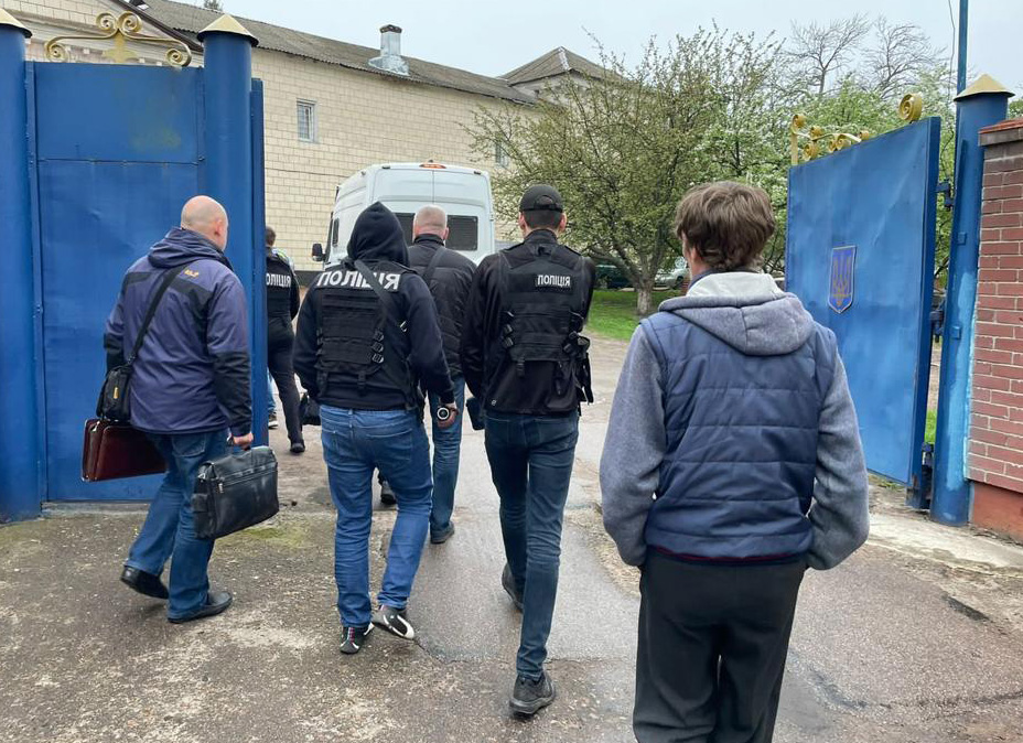 Торгували неіснуючими автівками та одягом для військових – на Чернігівщині оперативники викрили горе-бізнесменів