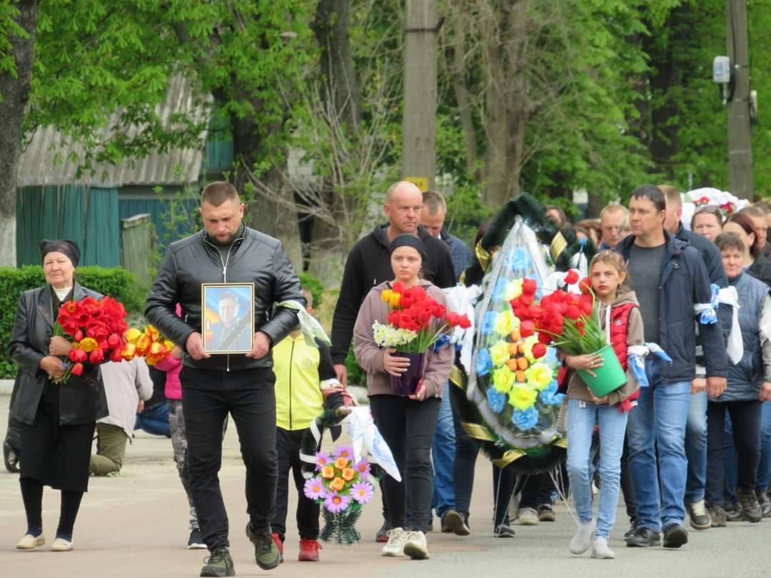 У прикордонній громаді поховали двох бійців, які загинули в бою на Донеччині