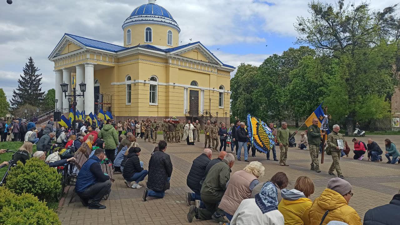 У Менській громаді та Прилуках поховали загиблих бійців ЗСУ