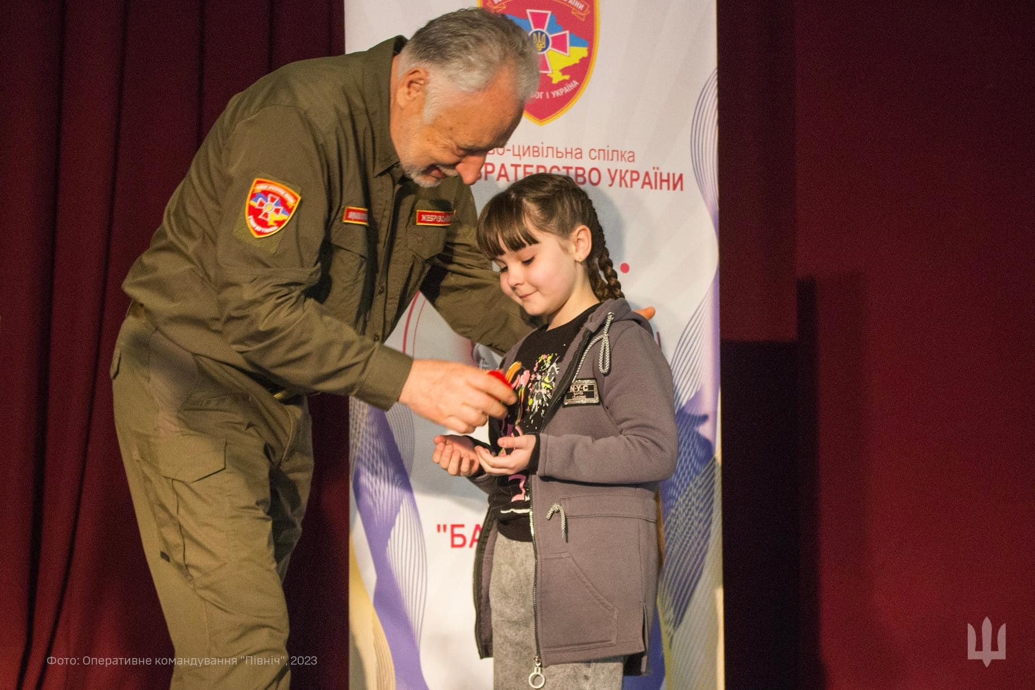 Дітям загиблих бійців передали пам’ятні кулони «Батьківське серце»