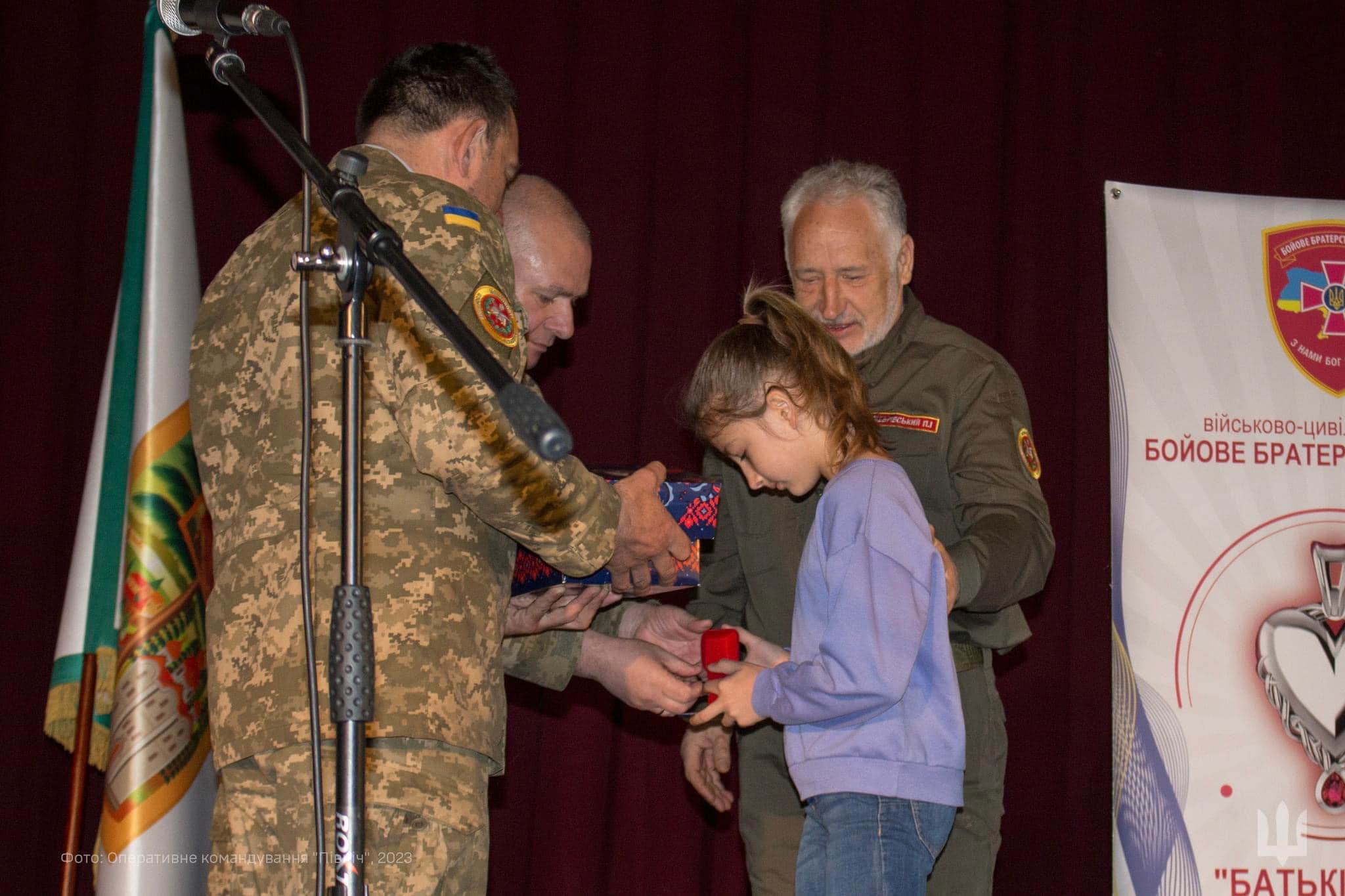 Дітям загиблих бійців передали пам’ятні кулони «Батьківське серце»