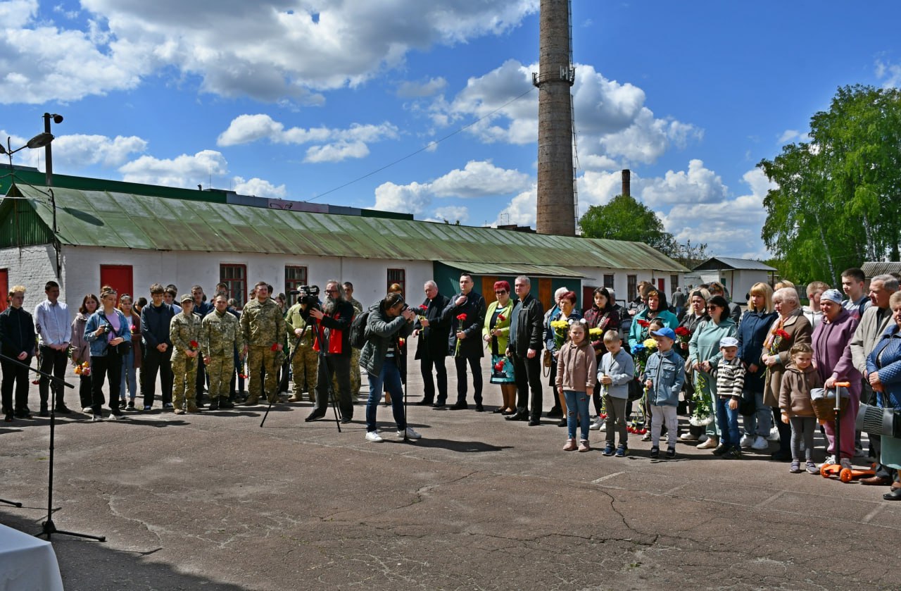 У Ніжині шанують загиблих Героїв - на будівлі школи відкрили меморіальні дошки