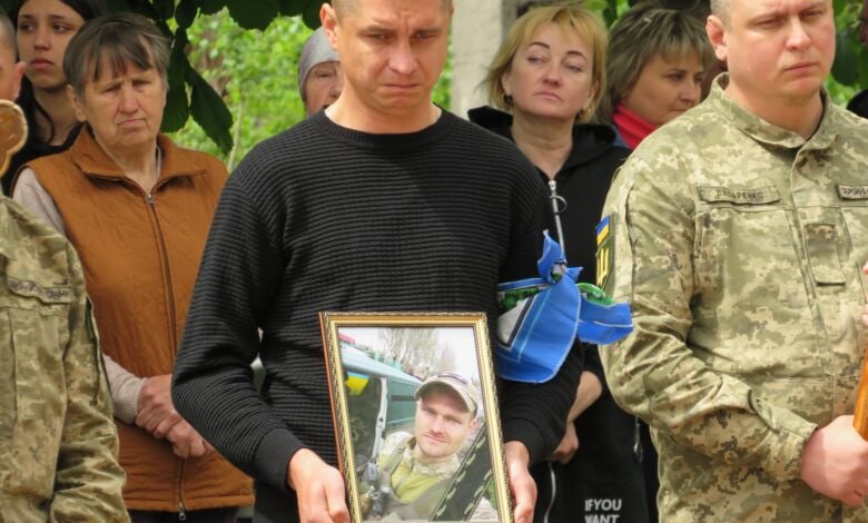 Всі загинули в один день: на Чернігівщині прощались із трьома бійцями ЗСУ