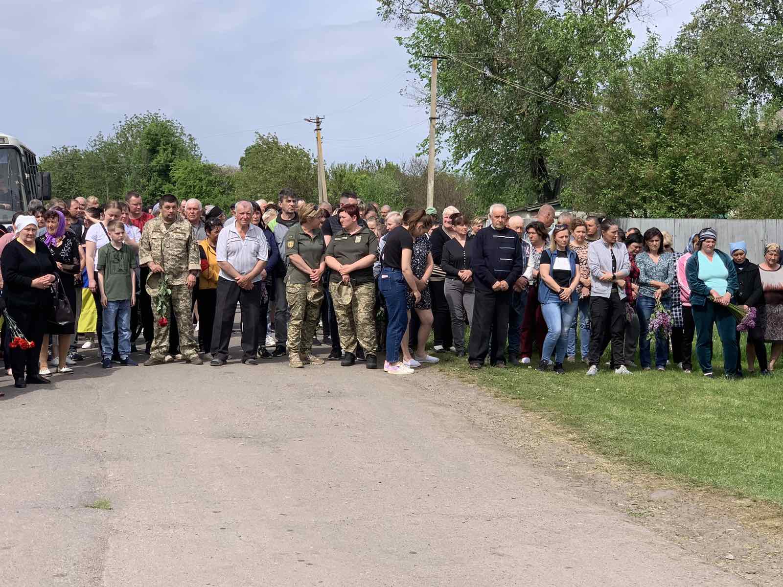 Всі загинули в один день: на Чернігівщині прощались із трьома бійцями ЗСУ