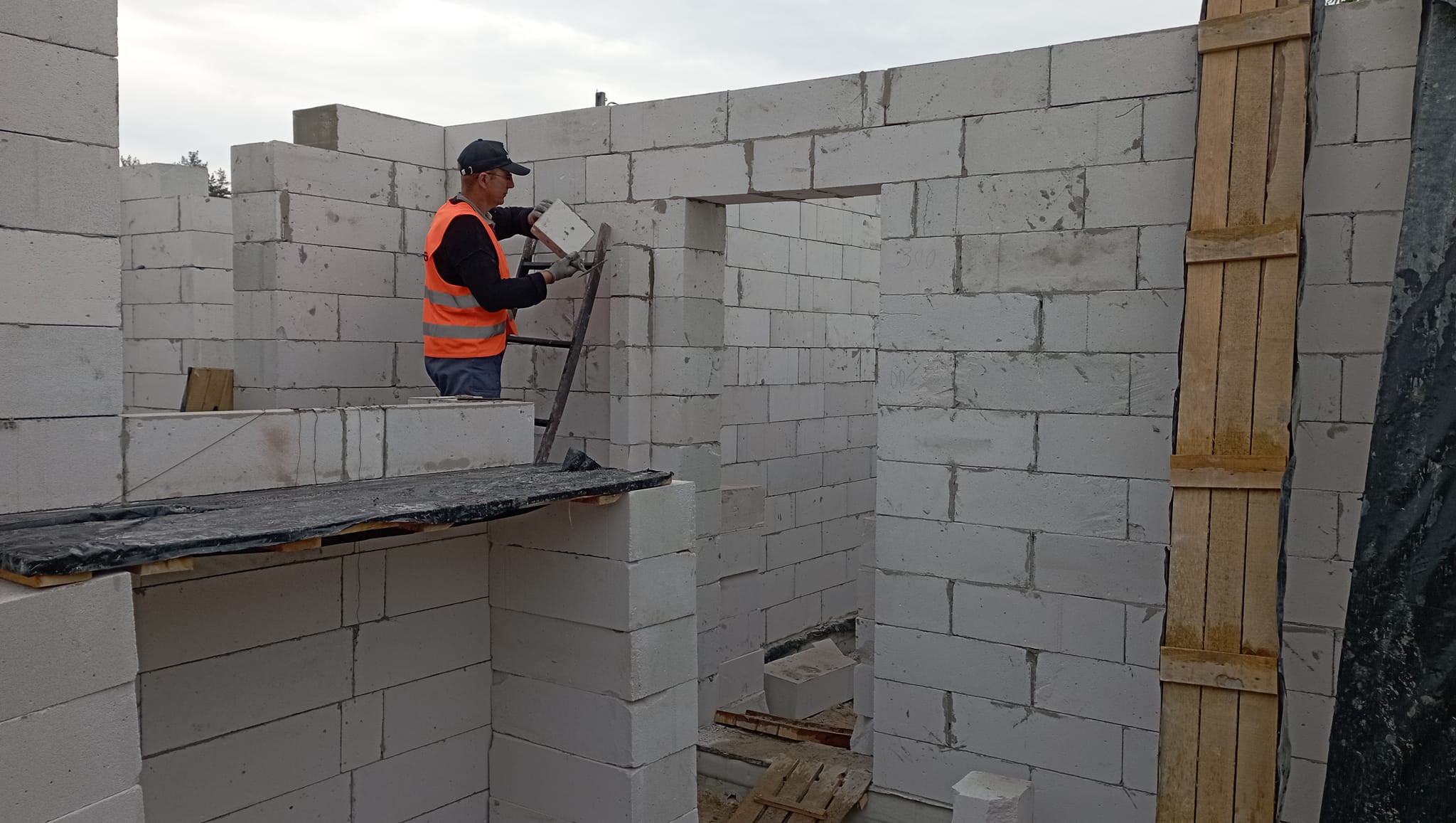 Життя повертається в зруйноване село: у Ягідному за кошти Латвії волонтери почали відбудову повністю знищених будинків