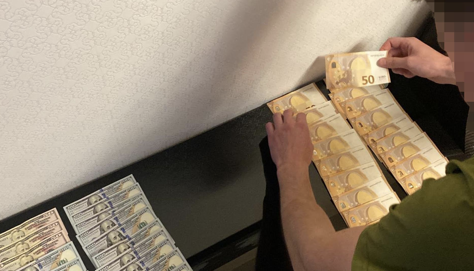 Від 5 до 9 тисяч доларів за послугу: на Чернігівщині СБУ викрила схему незаконного виїзду за кордон чоловіків призовного віку