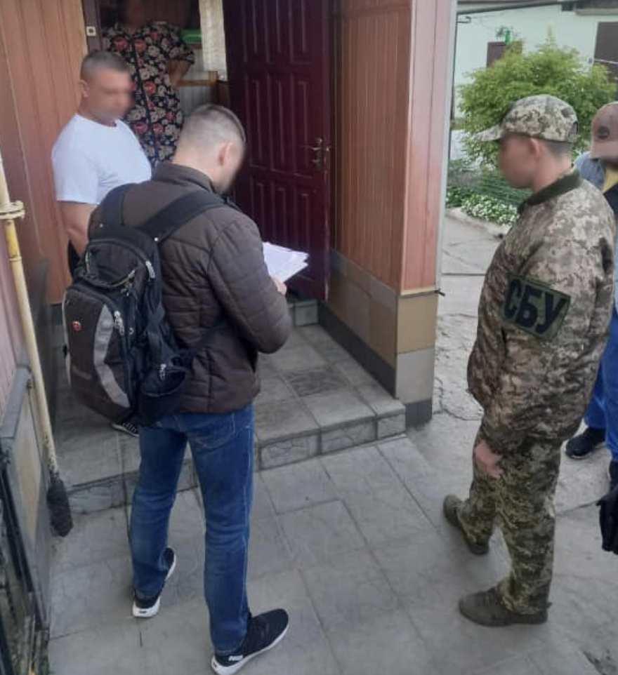 Від 5 до 9 тисяч доларів за послугу: на Чернігівщині СБУ викрила схему незаконного виїзду за кордон чоловіків призовного віку