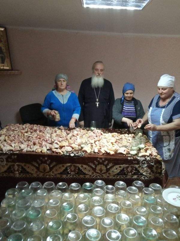 У Вертіївській громаді парафіяни виготовляють тушонку для ЗСУ
