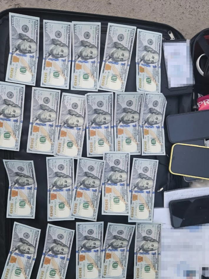 Від 5 до 9 тисяч доларів за послугу: на Чернігівщині СБУ викрила схему незаконного виїзду за кордон чоловіків призовного віку