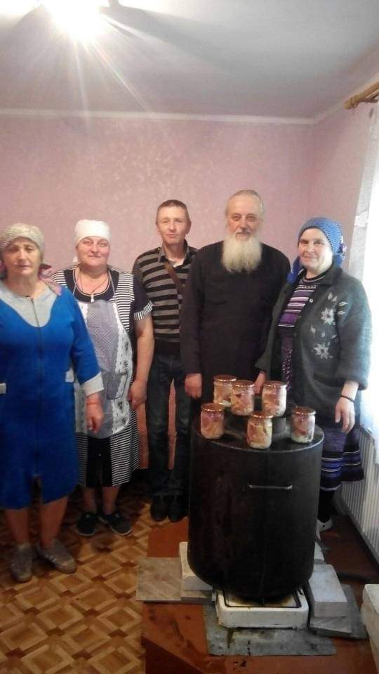 У Вертіївській громаді парафіяни виготовляють тушонку для ЗСУ