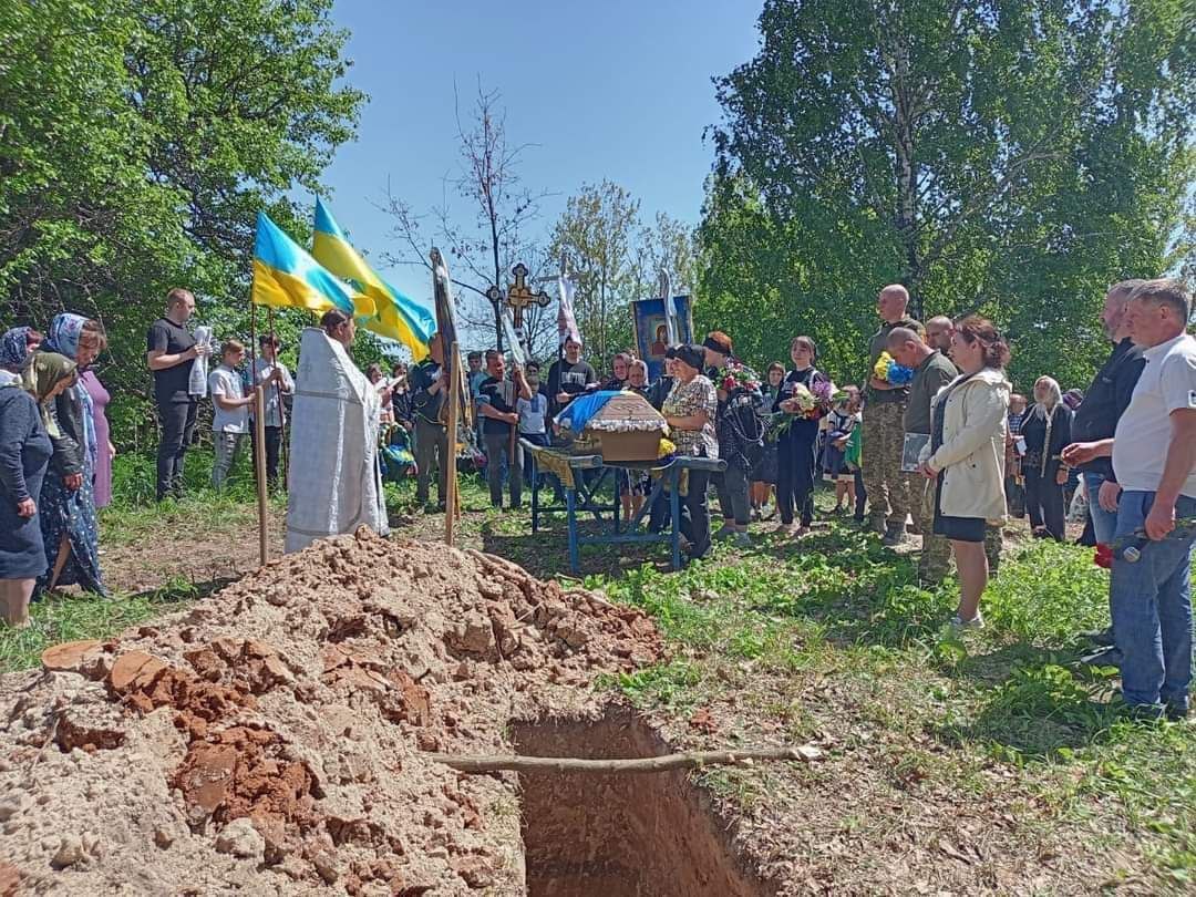 Вважався зниклим безвісти 2 місяці після бою на Луганщині: на Чернігівщині поховали бійця ЗСУ