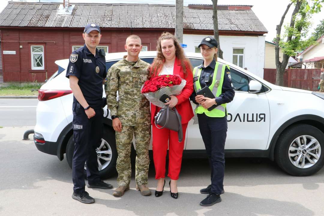 Чернігівський прикордонник романтично освідчився в коханні – допомогли поліцейські