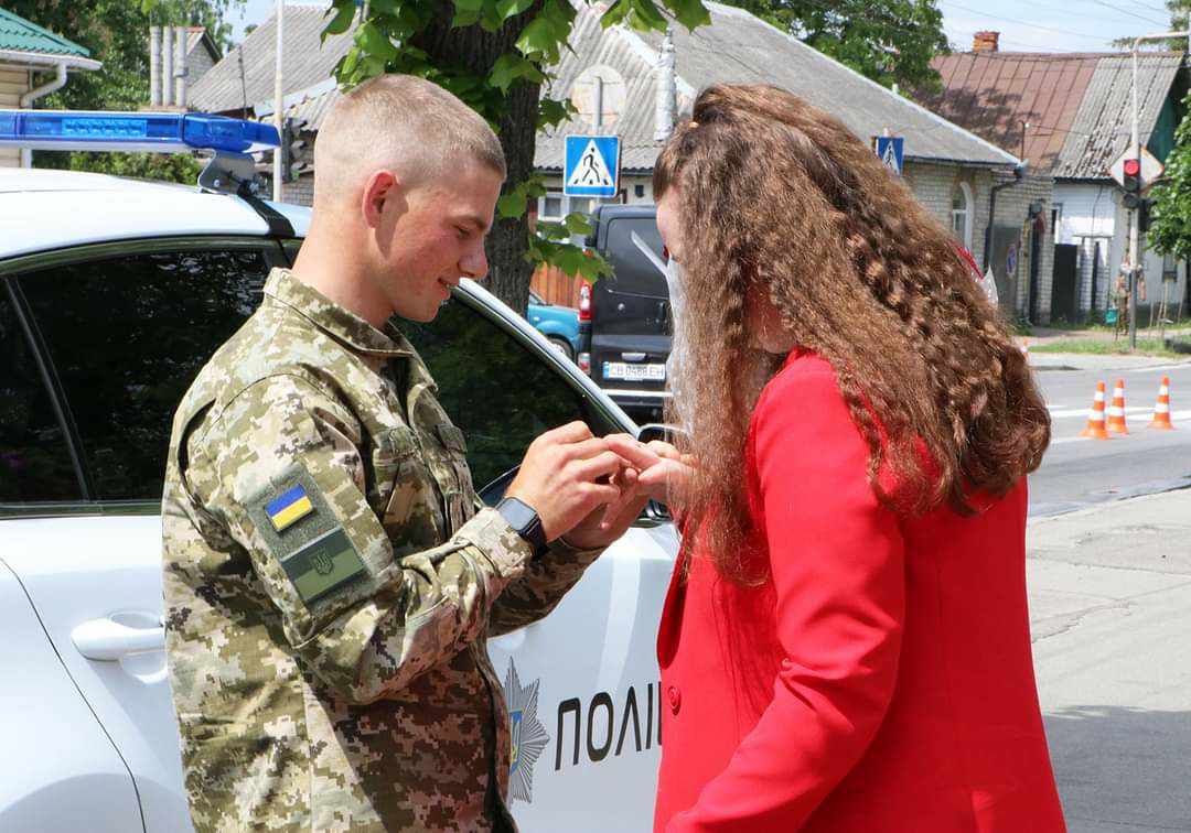 Чернігівський прикордонник романтично освідчився в коханні – допомогли поліцейські