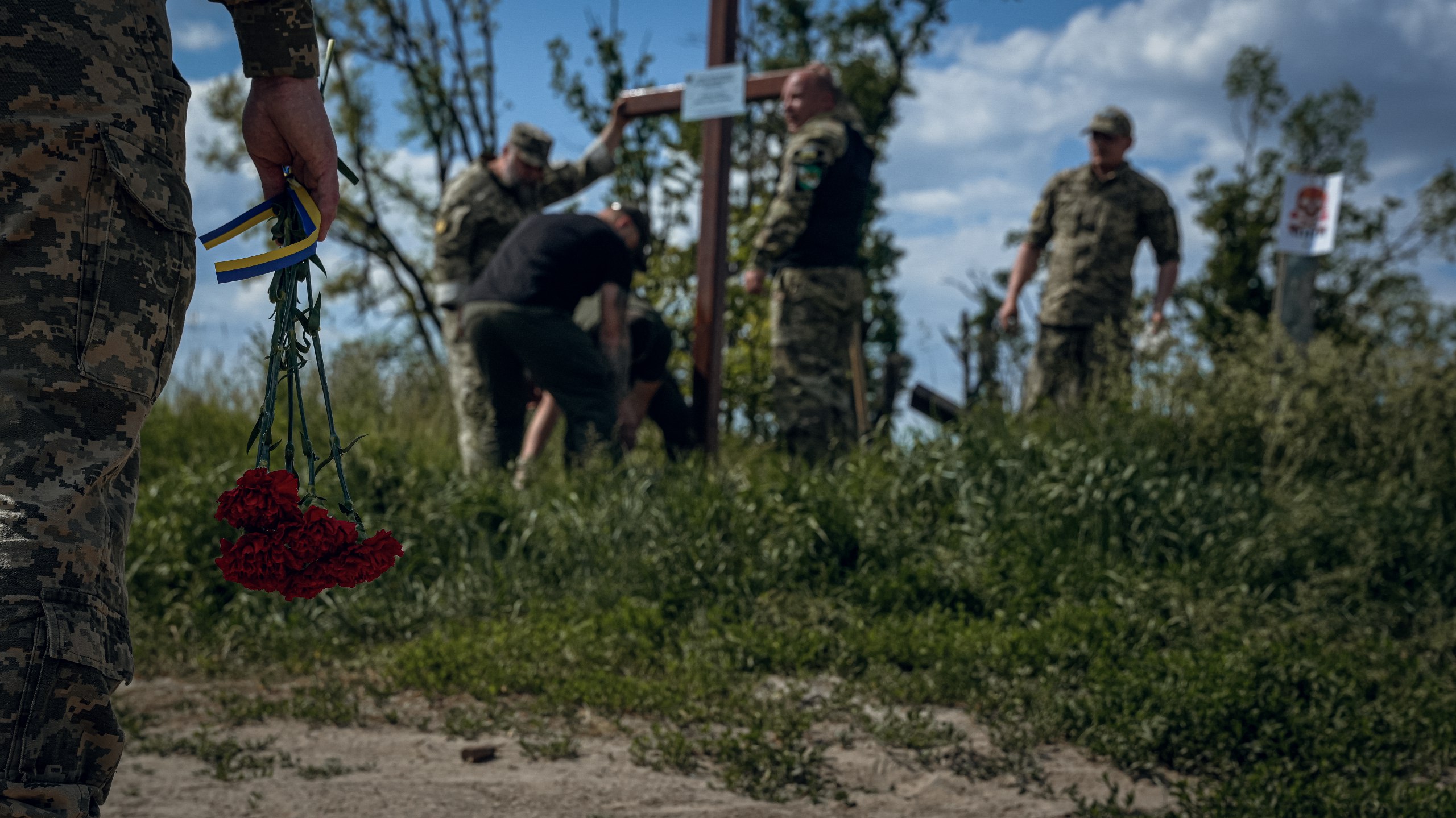 У Чернігові встановили перший памʼятний знак на місці загибелі оборонців міста