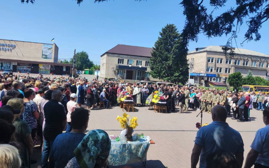 У громаді в один день поховали двох загиблих бійців: загинули в бою на Донеччині