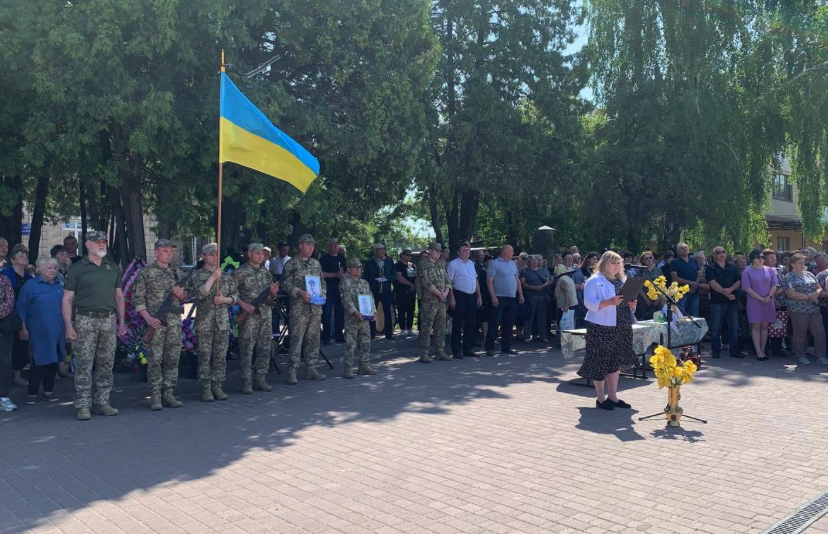 У громаді в один день поховали двох загиблих бійців: загинули в бою на Донеччині