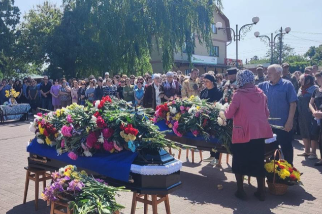 У громаді в один день поховали двох загиблих бійців: загинули в бою на Донеччині