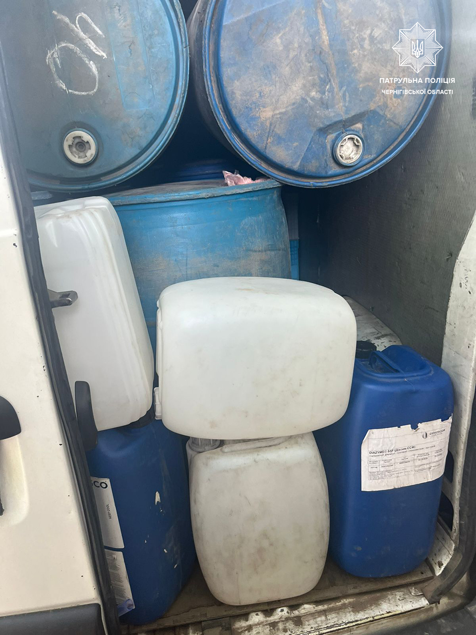 У Чернігові патрульні затримали двох водіїв: незаконно перевозили спирт та готові алкогольні напої