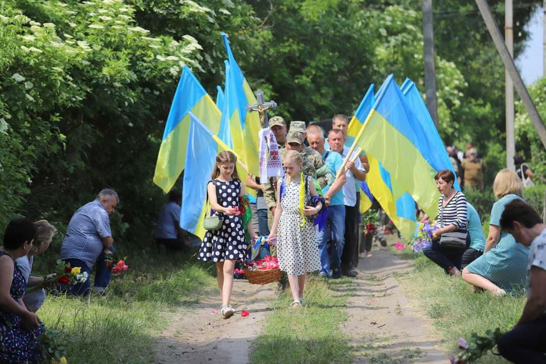 Поряд із могилою матері: на Чернігівщині поховали загиблого воїна ЗСУ