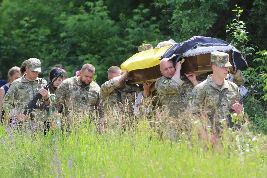 Поряд із могилою матері: на Чернігівщині поховали загиблого воїна ЗСУ
