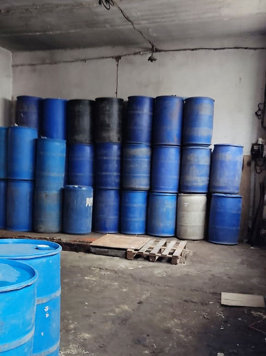 У Чернігові ліквідували підпільний цех – поліція вилучила понад 11 тонн етилового спирту