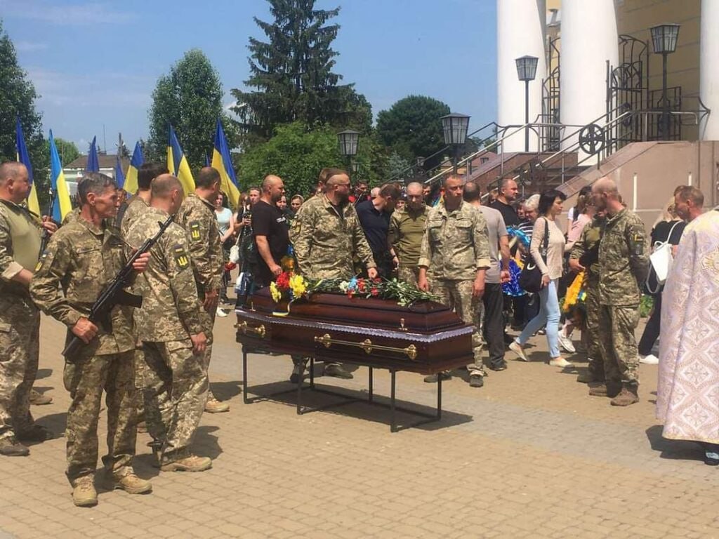 На Чернігівщині поховали бійців ЗСУ: загинули в гарячих боях 8 та 9 червня