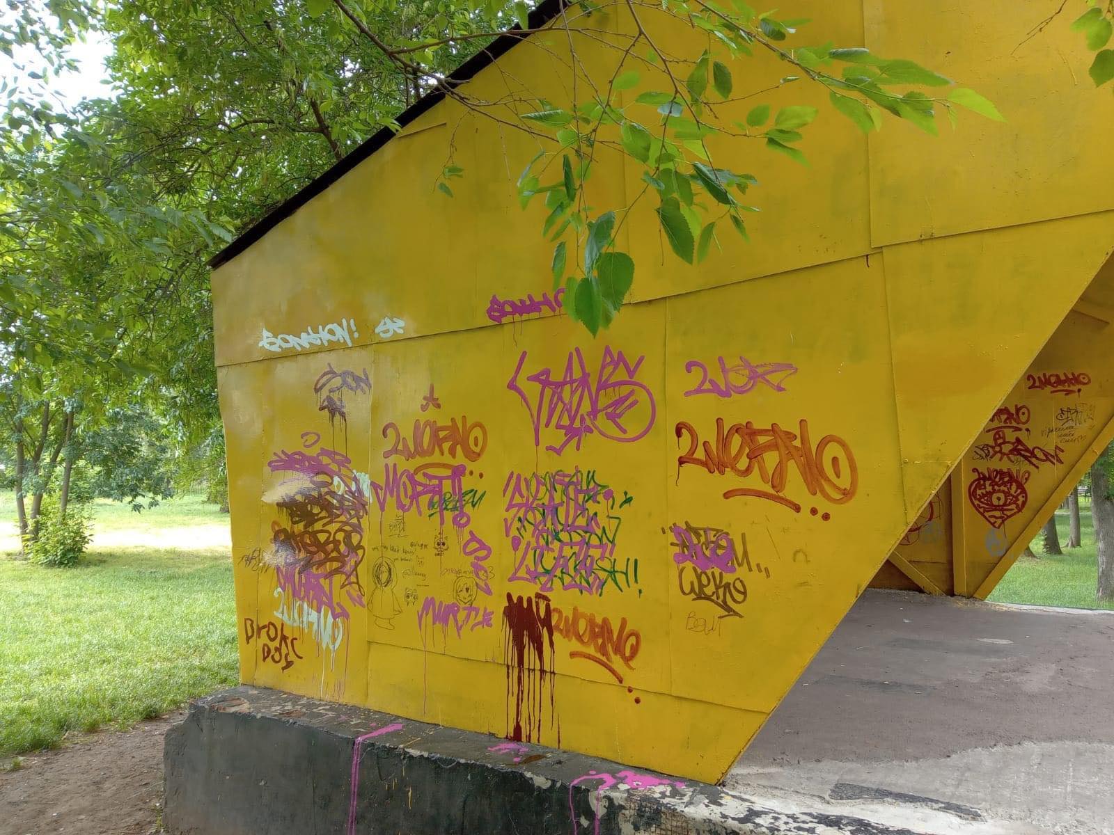 У Ніжині міський скейт-парк перетворили на місце для «наскельного живопису»